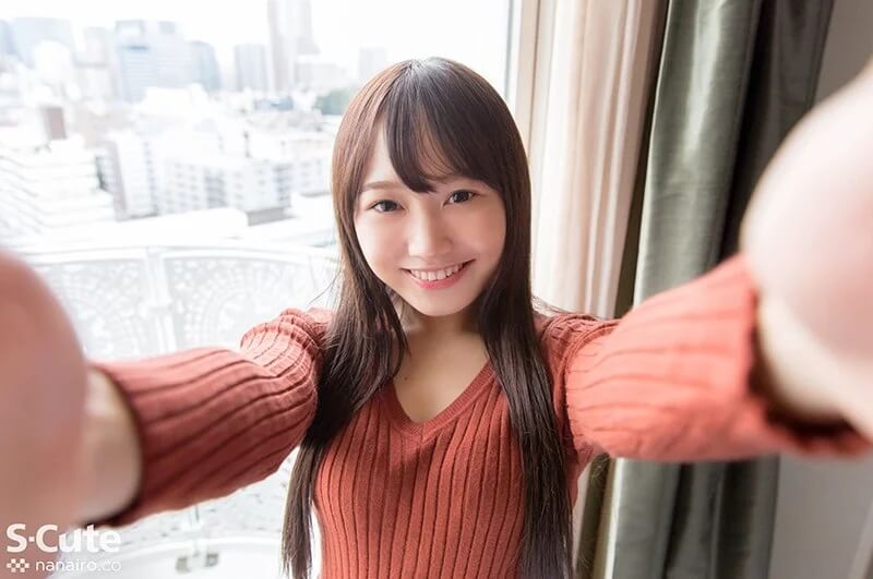 腰まである黒髪ストレートが映える｜冬服に合うロングヘア作品【SQTE-291】